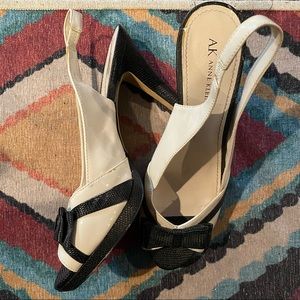 Anne Klein B/W Bow Heels, Size 9.5